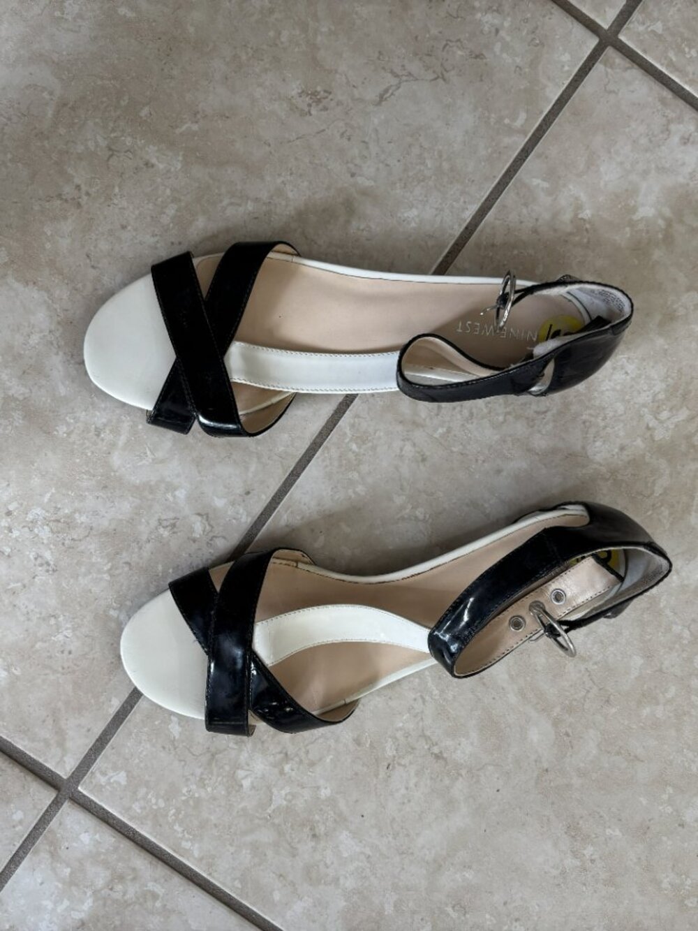Cute 9 west black and white patent leather sandals size 9 - Picture 4 of 4